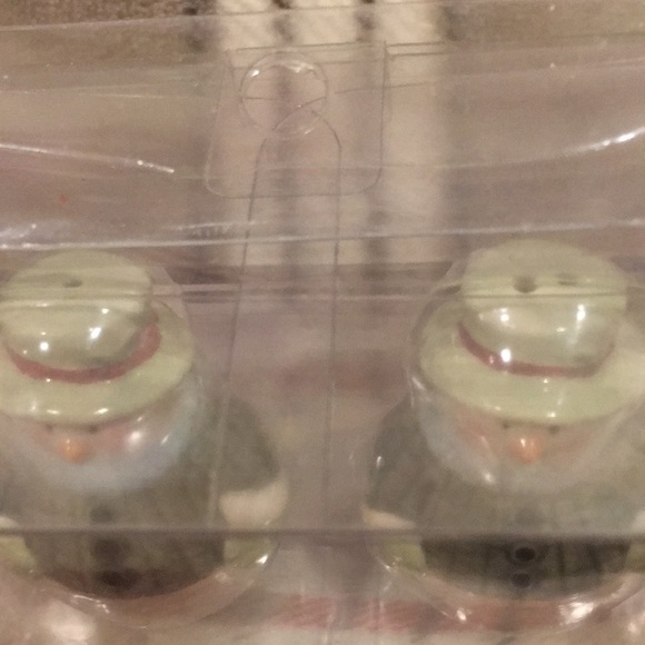 Adorable Christmas Holiday Mini Ceramic Snowmen Salt Pepper Shaker Set NWT - Picture 4 of 8